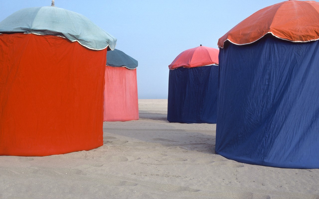 Parasols colorés sur la plage de Deauville